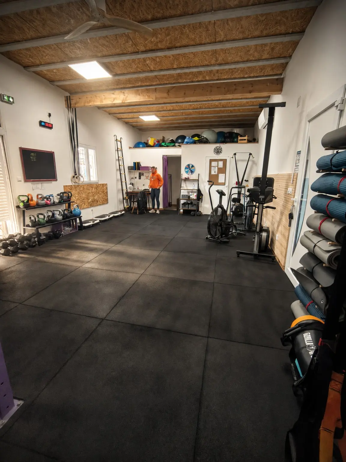 Salle d’entraînement du studio BodyTonik à Cazan : kettlebells, Assault Bike, rameur et tapis