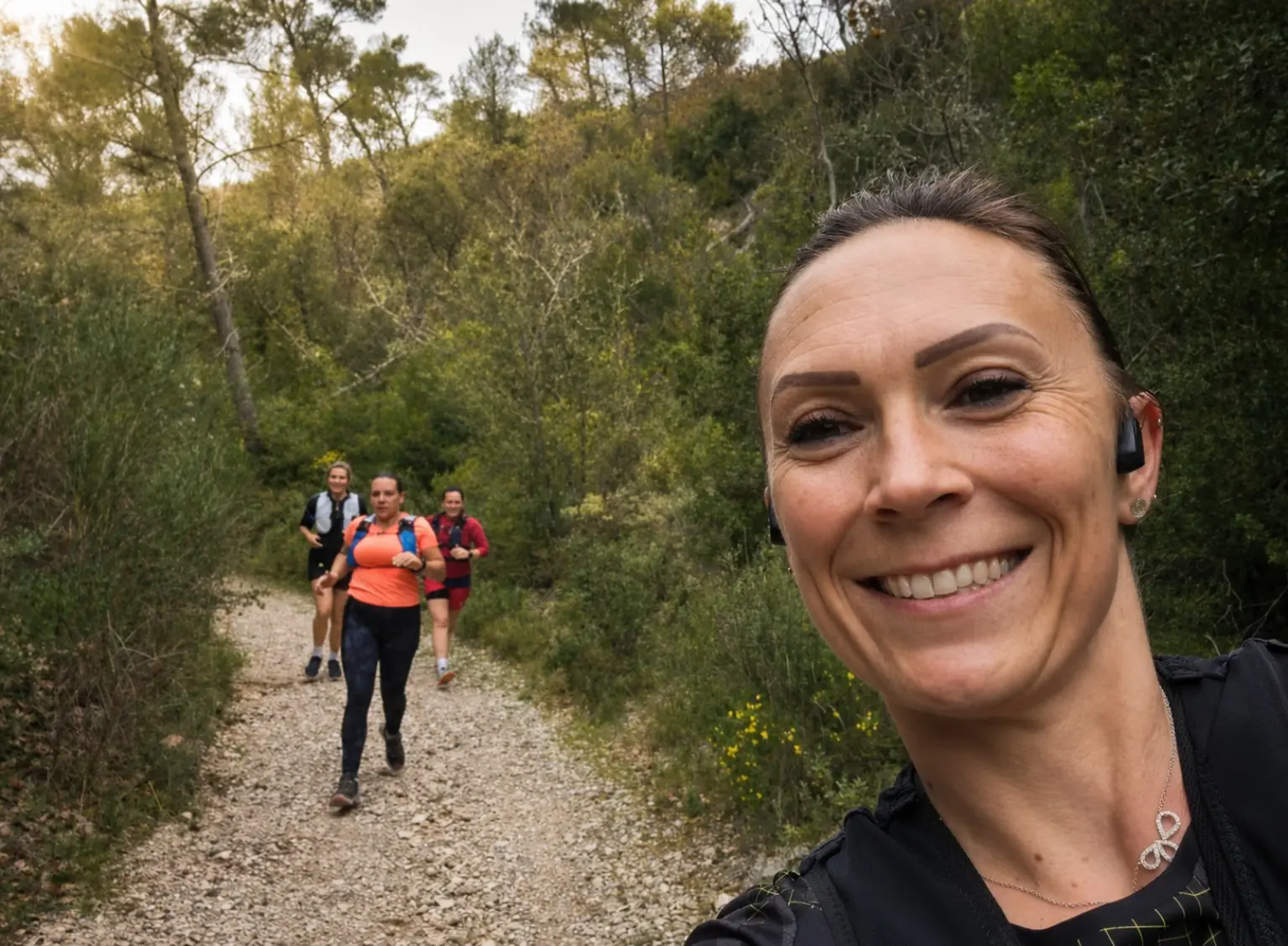 Sortie Run & Trail en sentier dans les collines autour de Cazan, avec Muriel la coach en premier plan