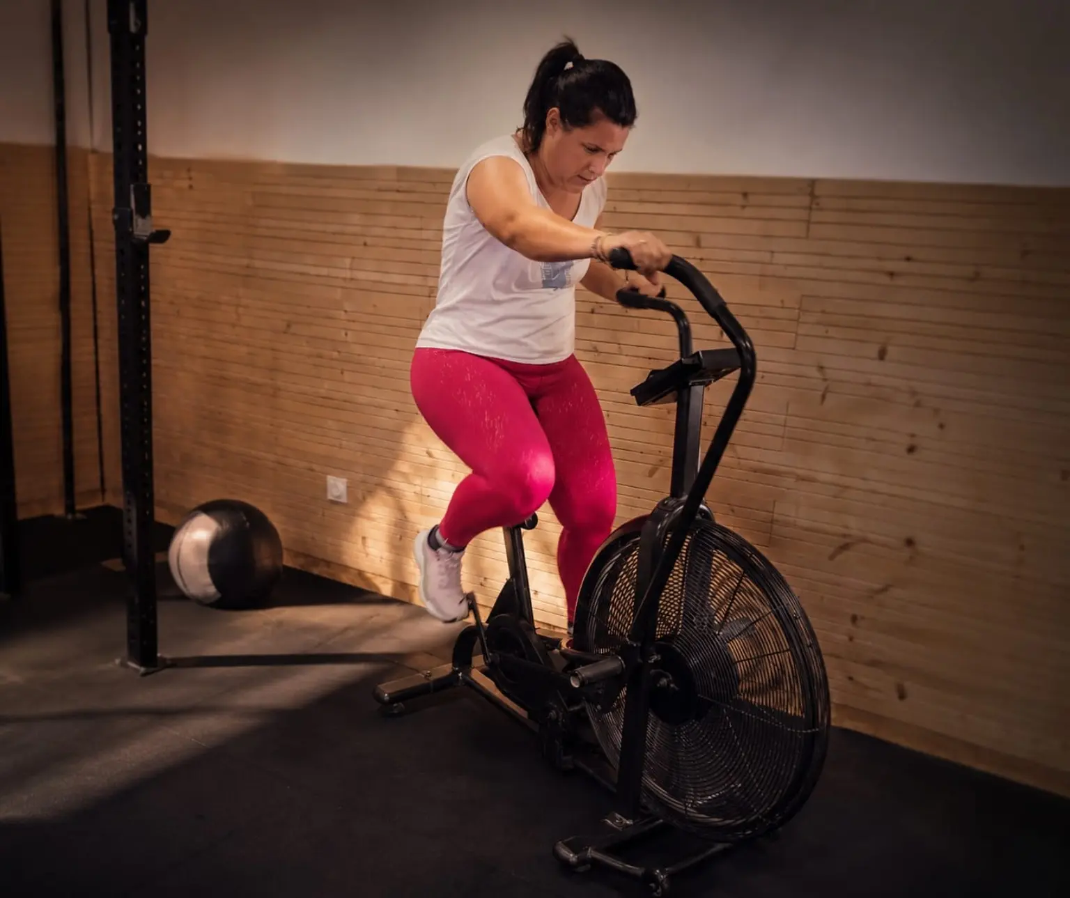 Séance de Hybrid Endurance au studio BodyTonik : travail d’endurance sur Assault Bike
